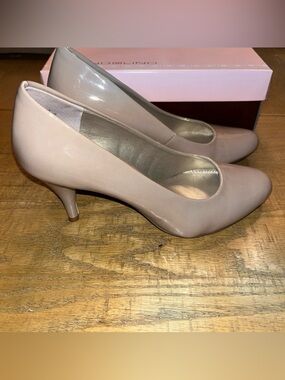 Bandolino Tan Nude Patent Pumps Women’s Size 6.5 M Classic Round Toe Heels